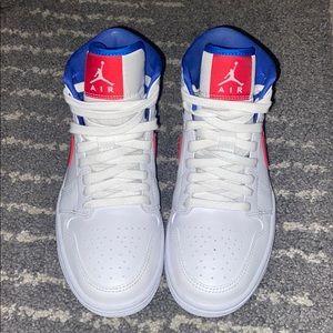 Jordan 1 mid women’s size 6